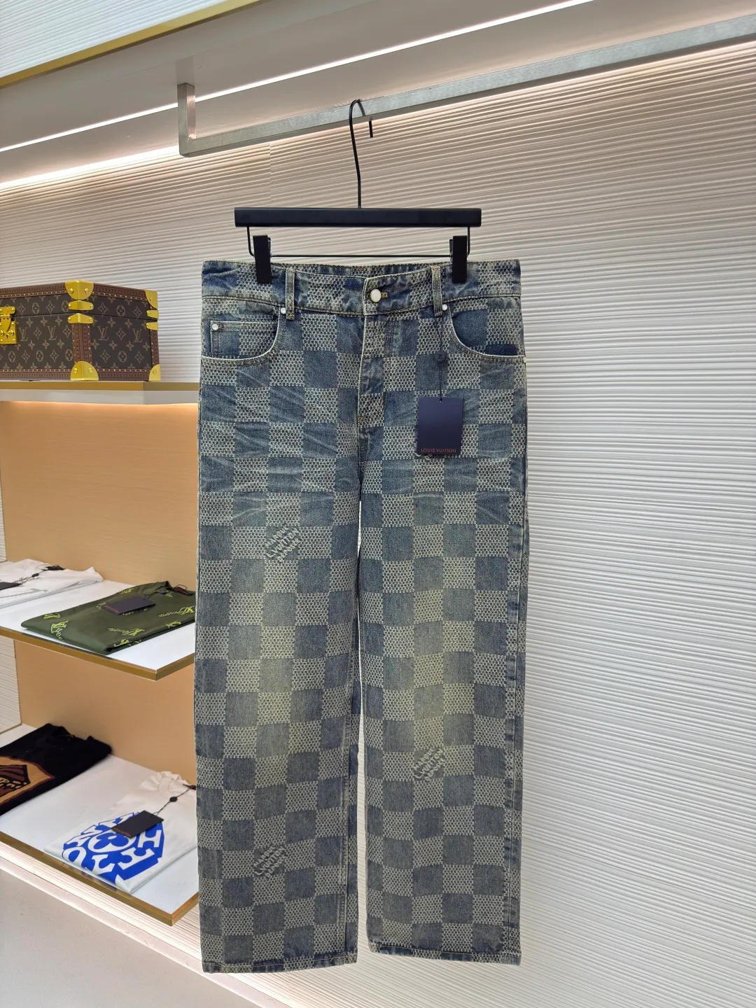 LOUIS VUITTON Yellow checkerboard denim trousers ●Authentic product: purchased and developed by 12899 ●Item number: 1680609-B80 ●Fabric: denim fabric ●Technology: jacquard production ●Version: fitted version ●Weight: about 825 grams ●Size: 30-32-34-36 ●Description: The fabric is integrated into 3D Damier jacquard, a classic plaid pattern combined with 3D jacquard technology, is a process of weaving three-dimensional patterns on the fabric through a loom. Fading and distressing effect, this fabric uses sand washing process and special dyeing technology. The natural wear and fading effect of the denim after washing makes it look more retro and historical. The overall wiring is straight and delicate, the fabric is comfortable and soft, and the color is consistent without color difference. It can be matched with the same style to create a fashionable look and control various occasions. Customized accessories, complete with three standards, same style for men and women!